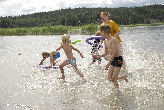 Särkisalossa opetellaan vesitaitoja Janita Kylänpään johdolla.