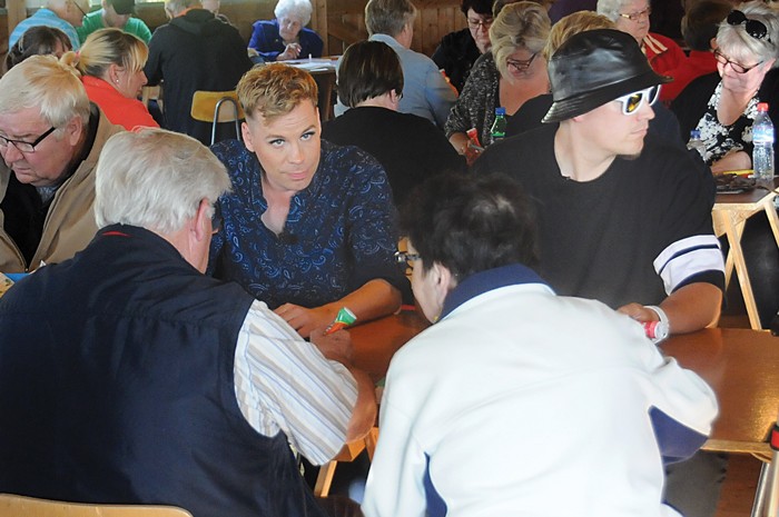 Cristal Snow vitsaisee Tauno ja Raija Kanervan kanssa, Petri Nygård yrittää seurata peliä.