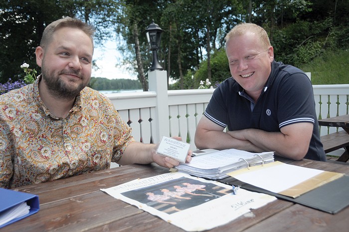Pekka Laakso ja Ilkka Hänninen. Laaksolla yhtyeen demokasetti ja Hännisellä nuottikansio täynnä 90-luvun suosikkeja.