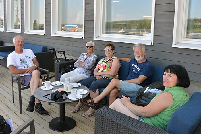 Bart Venema, Mini Venema, Annemarie van Es, Aad van Es ja Galina Fofanova tulivat sanojensa mukaan viettämään marinaan hidasta ja rauhallista päivää.