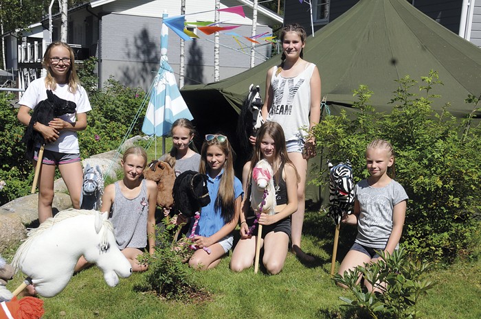 Leiriläiset valmiina parin päivän hyppelyyn. Vasemmalta Veera, Aurora, Siiri, Inka, Aada, Aura ja Essi. Majoitustilana on puolijoukkueteltta.