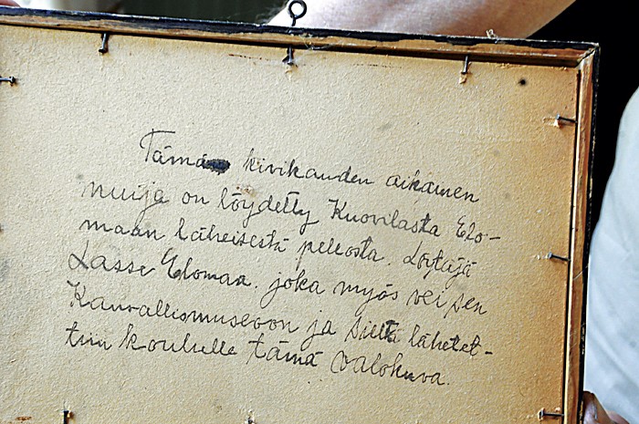 Kuovilassa on asuttu jo kivikautena, kuten valokuvan takaa löytyvä teksti kertoo.