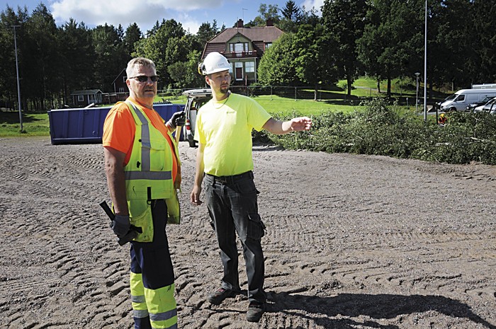 Vuorilinnan tienoilla maisema muuttu vuodessa paljon. Kaupungin kartoittaja Pekka Paavola ja rakennusmestari Mikko Laukkanen neuvottelevat työmaalla mihin merkitaan korkeusasema. Päiväkodin lattia tulee olemaan 18,30 metriä merenpinnasta.