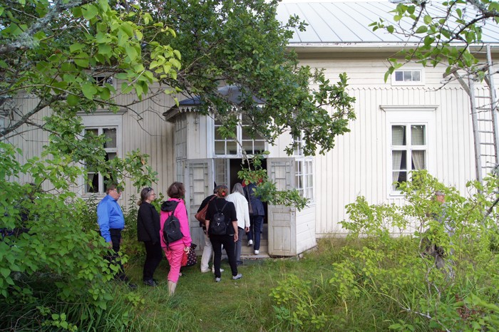 Matka vei sisälle Petun kartanoon.