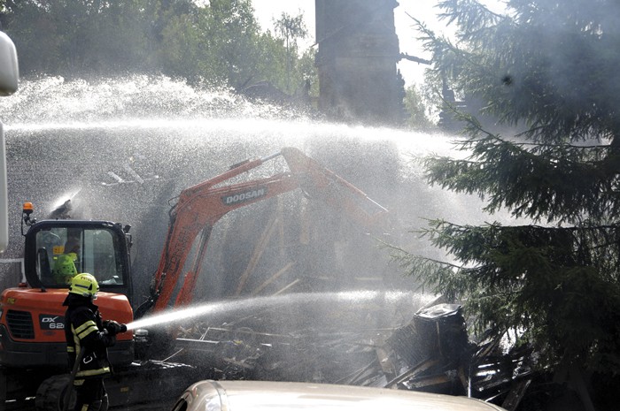 Sammutustöitä tehtiin maanantaina pitkään.