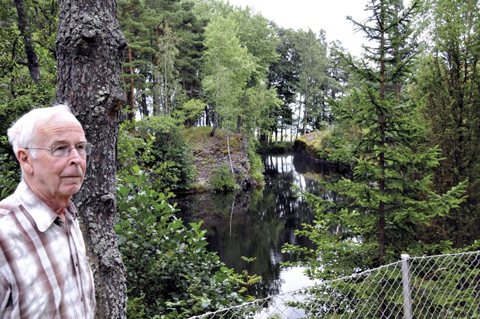 Reijo Salminen on innostunut tutkimaan Särkisalon avolouhoksia, kirja aiheesta on valmis syksyllä. Kuvassa Niksaaren isompi louhos.