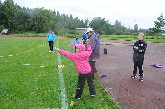 Minja Lindholm heittää palloa, Sanna Sundberg neuvoo. Pallolla heitot aloittanut Liinu Jokela seuraa taustalla.