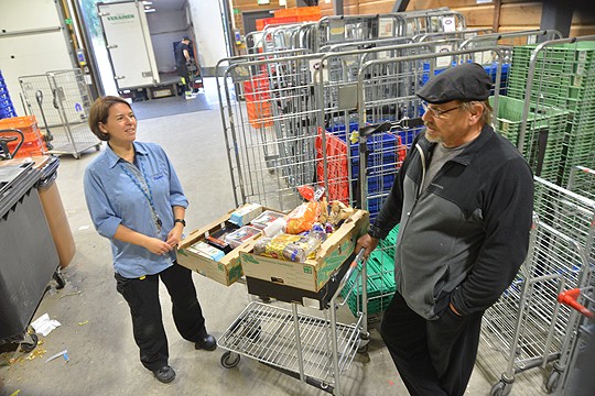 Salon seurakunnan vapaaehtoistyöntekijä Risto Syvänen haki tiistaiaamuna Perniön S-marketista hävikkielintarvikkeet diakoniatoimistolle jaettavaksi.