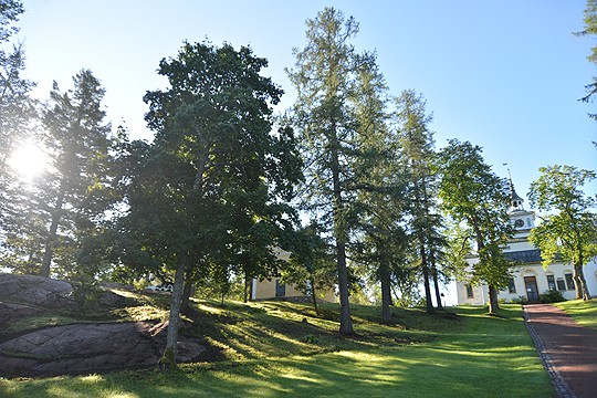 Puiden lomasta pilkistävä Teijon kirkko on seissyt mäellään vuodesta 1830 alkaen.