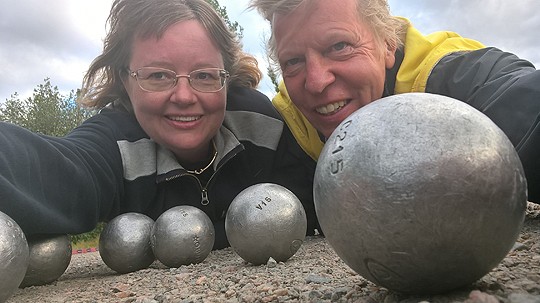 Päivi Lehtonen ja Henri Palmqvist pelaavat petankin EM-kisoissa.