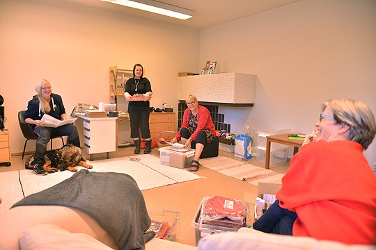 Eläinsuojeluyhdistyksen uutta tukikohtaa viimeisteltiin perjantaina. Työssä olivat vas. Sanna Timonen, Marianne Mylly, Eija Kauppinen ja Leena Aho.