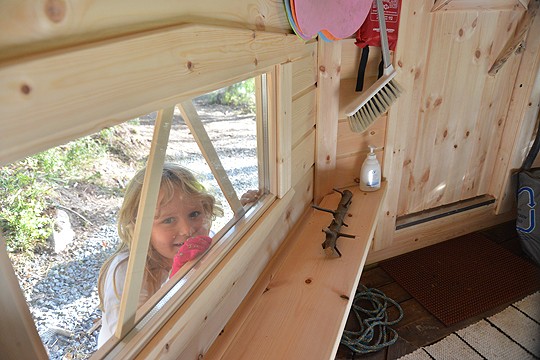 Poutapäivänä esikoulua käydään pääosin ulkona. Edla Tahvanainen kurkistaa ikkunasta kotaan.