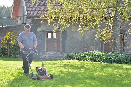 Omakotiyhdistysten talonmiehillä riittää työtä ympäri vuoden. Jyrki Komulaisella oli tiistaiaamuna ohjelmassa nurmikonleikkuuta Skoilassa.