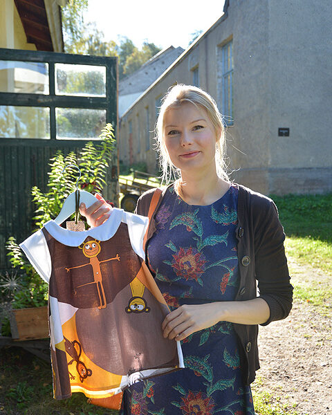 Kylävaatteen kankailla on takanaan jo yksi elämä. Milla Rauma esittele apinamekkoa.