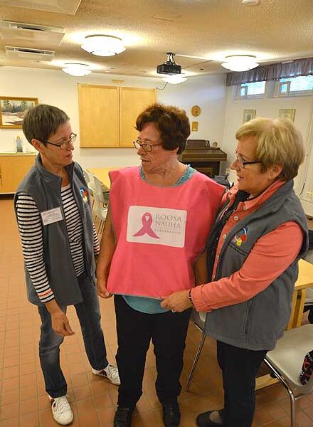 Roosan nauhan myyjät tuntee liivistä. Syksyn tempausta ovat olleet Salossa junailemassa Tuulia Koski, SIru Virpi ja Kaarina Virtanen.