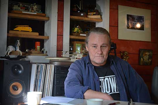 Edu Kettusen uutuus Autioilla rannoilla julkaistaan ensi viikon perjantaina. Julkaisua seuraavana päivänä hän esiintyy kotimaisemissaan Kemiön Villa Landessa.