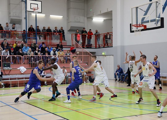 Koripallokausi avattiin Perniössä harjoituspelillä. Sarjaporrasta ylempänä eli 1-divisioona A:ssa pelaava Porvoon Tarmo vei voiton PeU Basketista lukemin 67–84 (25–50).