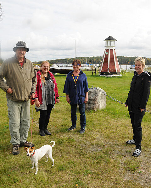 Torille keväällä noussut majakka on markkina-alueen maamerkki. Tapahtumaa ovat junailemassa Kari Salmisen lisäksi Yhres-hankkeen Erja Alander, Harriet Corin ja Päivi Lindeman.