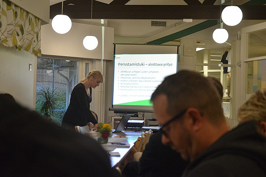 Anu Pekanniemi kertoi Särkisalossa, millaisiin hankkeisiin Leader-rahaa voi saada. Etualalla tekee muistiinpanoja Tony Hellström.