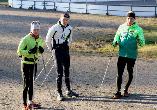 Lauri Vuorinen (oik) kotiutui sopivasti maajoukkueen haastajaleiriltä Sloveniasta Perniön Urheilijoiden hiihtokoulun avauspäivään. Ensimmäiselle lenkille osallistuivat myös Leevi ja Lassi.