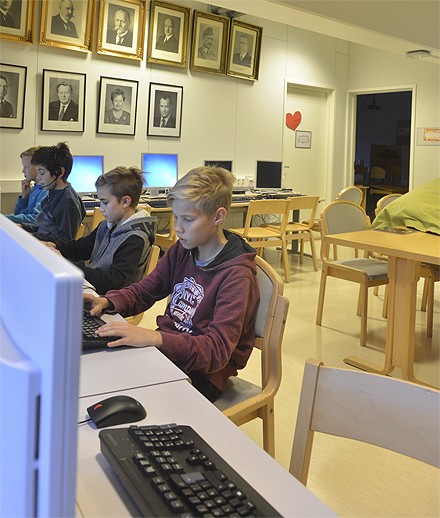 Kirkonkylän koulun uusi osa rakennettiin 1990-luvun taitteessa väljästi, esimerkiksi toisen kerroksen päätyyn tuli iso koulukirjasto suurine ikkunoineen. Nyt kirjasto on valjastettu työtilaksi ja jaettu pienemmiksi huoneiksi. Etualalla istuu viidesluokkalainen Ossi Peltonen, joka naputteli eilisaamuna tekstiä käsitöistä. Vieressä ahkeroivat Juuso Viirret, Betim Murseli ja Teo Paju.