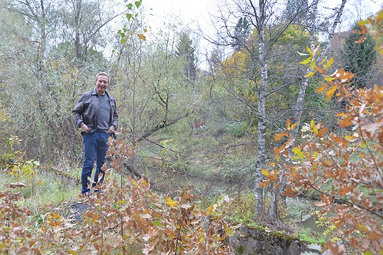 Paritaloille on kaavailtu tonttia, joka sijaitsee Leskenkujan ja joen välissä. Mika Leikkonen kiipesi rantatöyräälle.