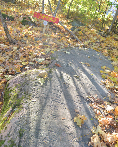 Syysaurinko tuo vieraskirjan nimet selvästi esiin.