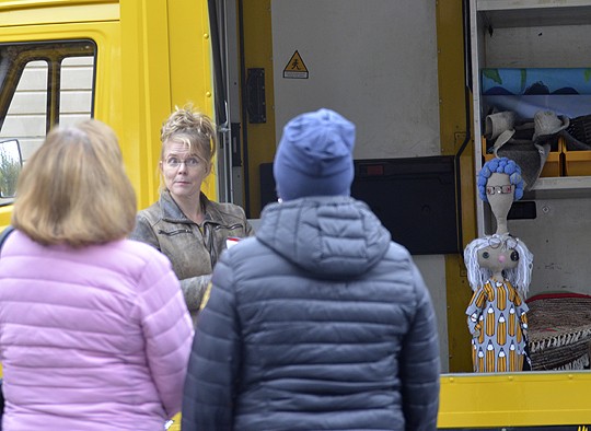 Saksan postin käytössä ollut mersu sai uuden työpaikan Heli Laaksosen runoautona. Lastitila on yhdellä kertaa varasto, esiintymislava ja kirjakauppa.