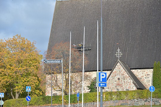 Kirkon katto tutkitaan tietysti katolle kiipeämällä. Juha Förström ja Pertti Lammi ovat kartoittaneet Pyhän Laurin kirkon katon kunnon lokakuun aikana.