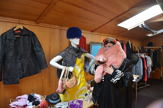 Vappukukkia, olkalaukkuja, kimalletta ja karvamyssyjä. Minna Nieminen on valinnut toimintakeskuksen varastoista jos jonkinlaista lavastuskäyttöön.