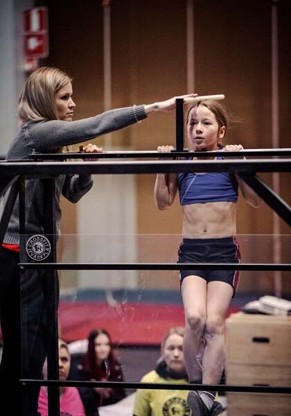 Aivika Kullas tarttuu leuanvetotankoon lauantaina Salossa. Kuva Milla Vahtila.