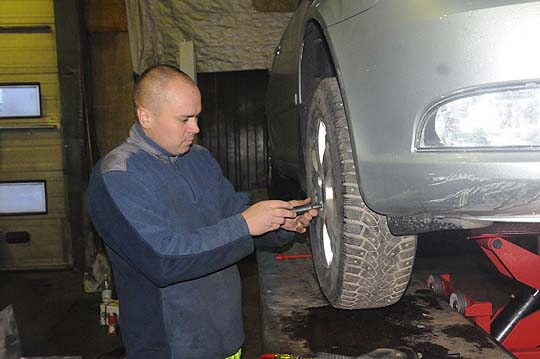 Kevytmetallivanteiden kanssa on syytä muistaa mutterien tai pulttien jälkikiristys, kertoo Heikki Nummi.