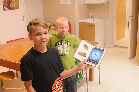 Koodi on kätketty kirjaan, näyttävät Oliver ja Jeter.