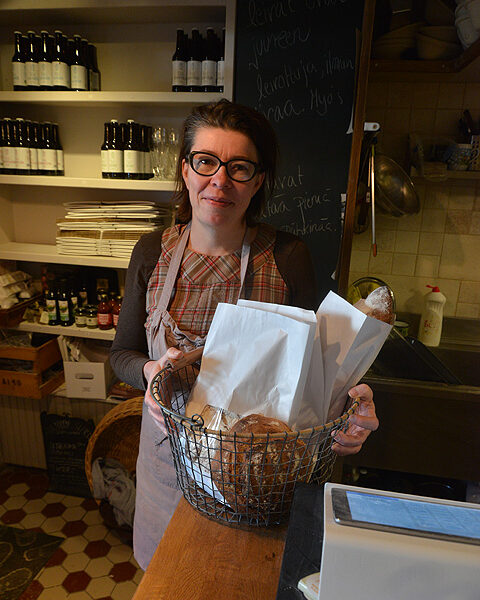 Elina Rantamäki on keskittynyt leipomaan perinteisesti juureen, ilman hiivaa.