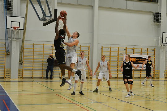 Dantiel Daniels oli keskiviikkoiltana pelipäällä; kuvassa syntyy kori lisää.