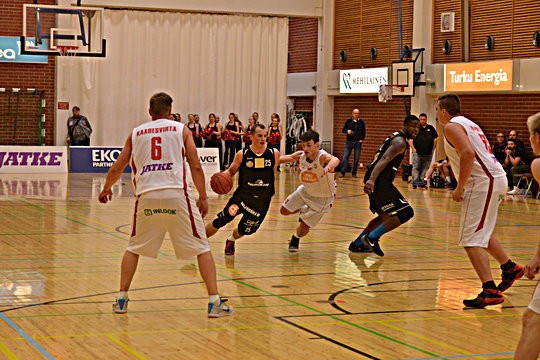 Mustapaitaisten perniöläisten kiri jäi pari pistettä vajaaksi Kaarinassa.