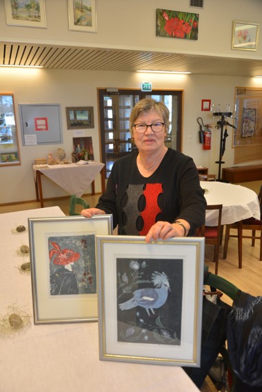 Purppurapunainen hattu päähän ja menoksi, evästää vasemmanpuoleinen työ. Lintu sininen-teokseen antoi aiheen Guinean kruunukyyhky.