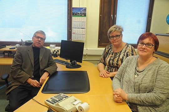 Pekka Prusilan työpöytä on tyhjä. Riikka Laakio ja Eira Kallio jatkavat tilitoimistoa.