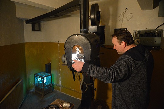 Hiilivalot hehkuvat kuten pitää, tuumaa Jari Mäkilä. Filmiä voidaan alkaa pyörittää. Nurkassa hehkuu tasasuuntaaja.