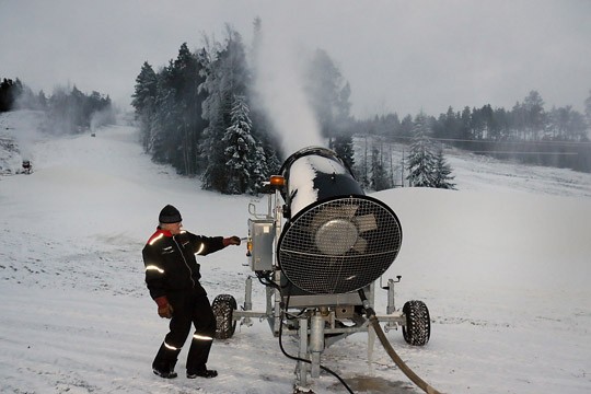Laskettelukausi on ajoissa Teijolla: rinnepäällikkö Jarkko Rannikko on jo saanut käynnistää lumitykit.