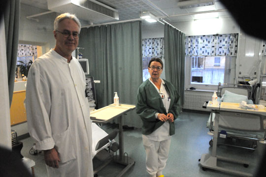 Ylilääkäri Peter Braskén ja hoitaja Monica Lindström Tammisaaren sairaalan dialyysiosastolla.