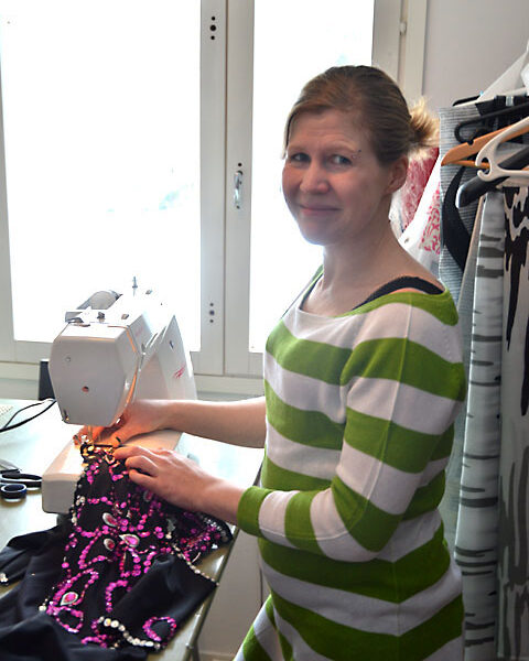 Urheiluasujen valmistus vei Paula Virtasen mukaansa. Nyt pukuja syntyy omassa yrityksessä.