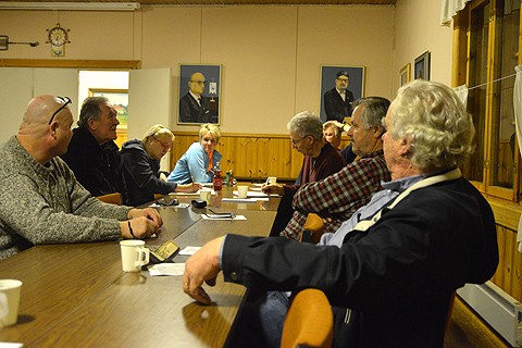 Meripirtissä puntaroitiin maanantaina, mitä ikkunasta näkyvän urheilukentän uudistamiseksi olisi tehtävissä. Palaverissa vas. Mikko Virpo, Heikki Liede, Tiina Salminen, Päivi Lindeman, pöydän oikealla puolella Matti Korpi, Henrik Hausen, Kari Salminen ja Juhani Eriksson.
