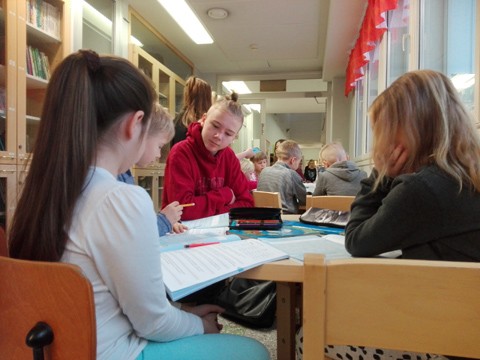 Tatu Keskilä tarkasti 2B-luokkalaisten äidinkielen läksyjä.