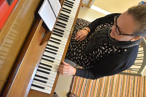 Lisävihkossa on monipuolisesti eri-ikäisiä tekstejä ja kanttorillekin haastavia sävellyksiä. Maria Rainio-Alaranta antoi pienen näytteen sisällöstä Perniön kunnantalon pianolla.