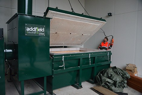 Ison uunin kansiluukku nousee sähköisesti, näyttää Raine Lindeman. Tuhkattavaksi tuleva eläin lasketaan uuniin katossa kulkevan nosturin koukusta.