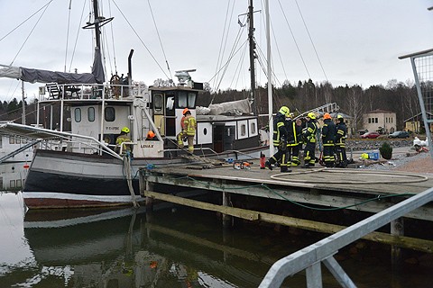 Purjetroolarissa syttynyttä paloa oli sammuttamassa useita VPK:n yksiköitä.