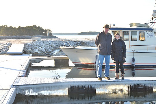 Förbyssä maisema on muuttunut; Tom Böhme ja Nina Nummentalo tulivat kuvaan uudelle laiturille. Pienvenesatama on yksi Karl Forsströmin palveluista.