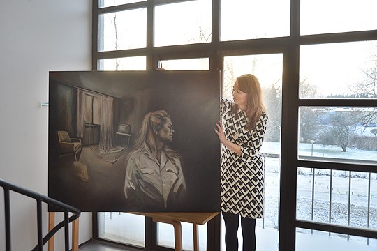 Riikka Niittosen Huone-maalaukset vievät katsojan sisätiloihin, menneiden vuosien tunnelmiin.