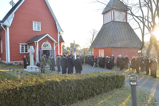 Eteläisessä Salossa itsenäiisyyspäivän juhlallisuuksiin kuuluu seppeleenlasku muistomerkeille. Kuva on Särkisalon kirkolta.